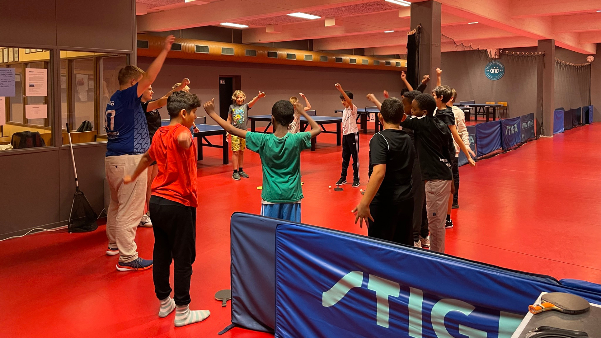 12 børn og unge varmer op til åbent hus i Aarhus Bordtennis