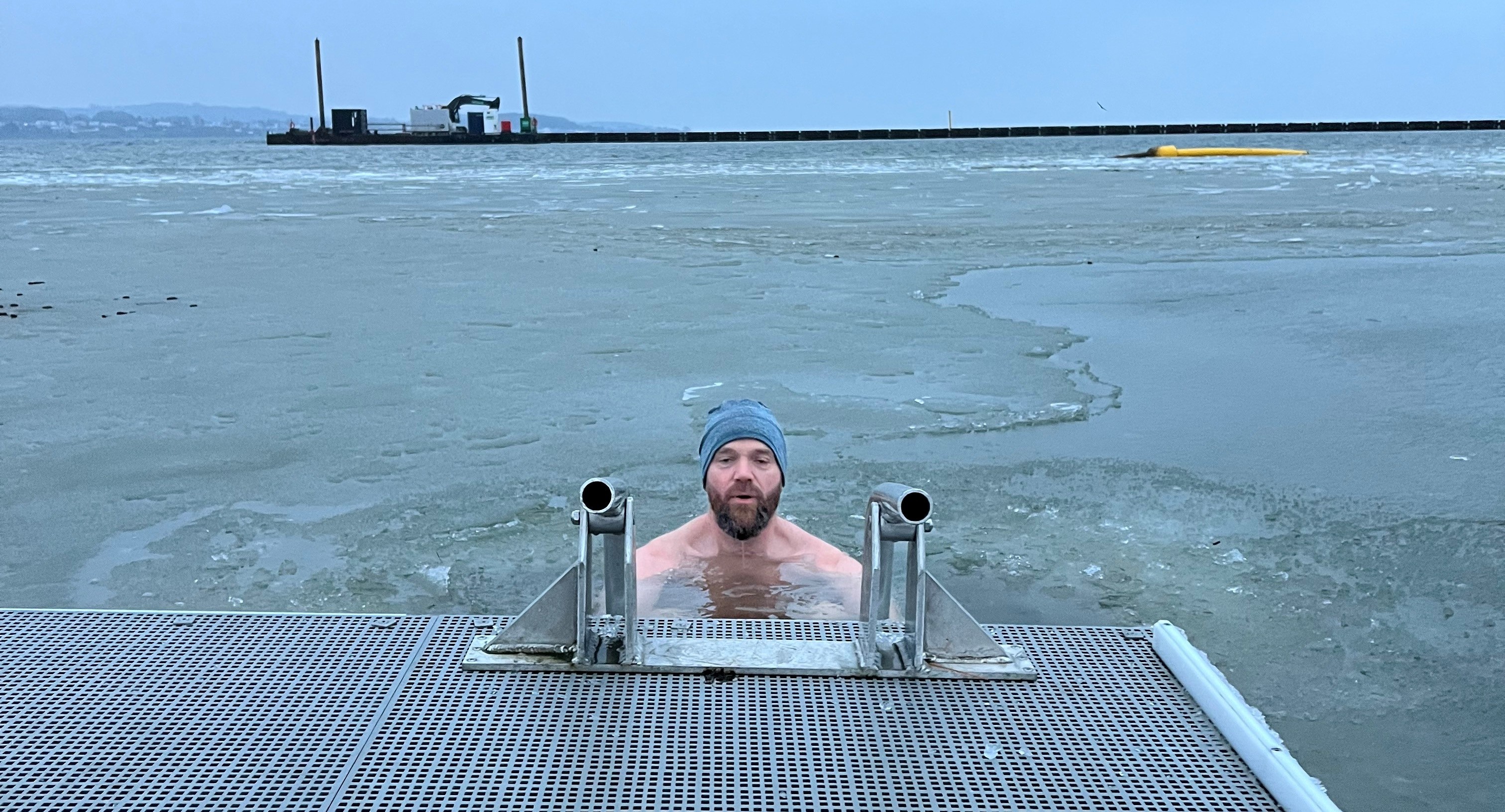 Den nye formand for idrætsledelsen i DGI Kano, kajak & SUP, Jonas Harpsøe-Halberg, fik sin første erfaring med vinterbadning. Foto: Søren Hilstrøm Frandsen