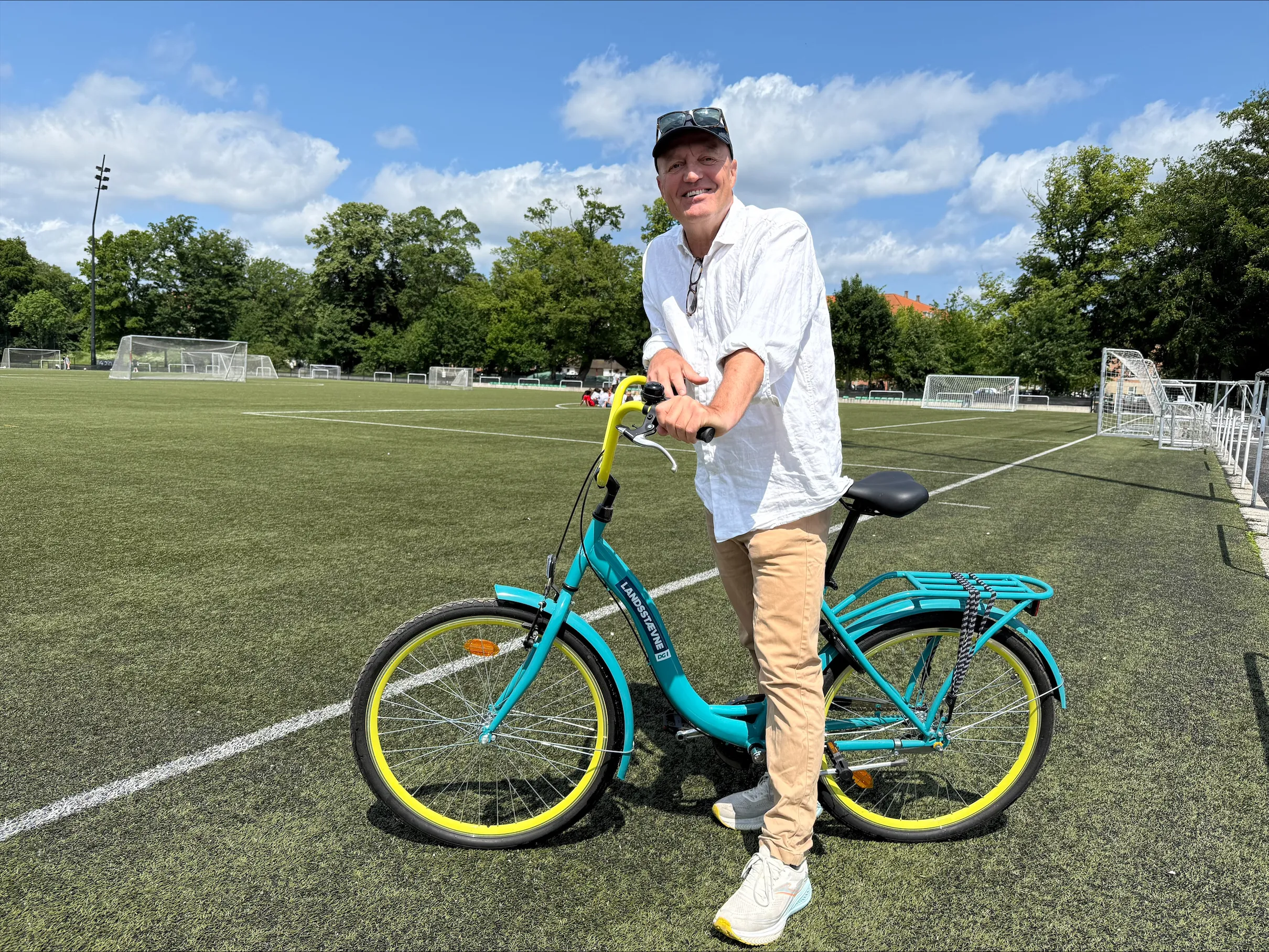 Jan Sørensen fra Boldklubben Skjold viser landsstævnecykel.