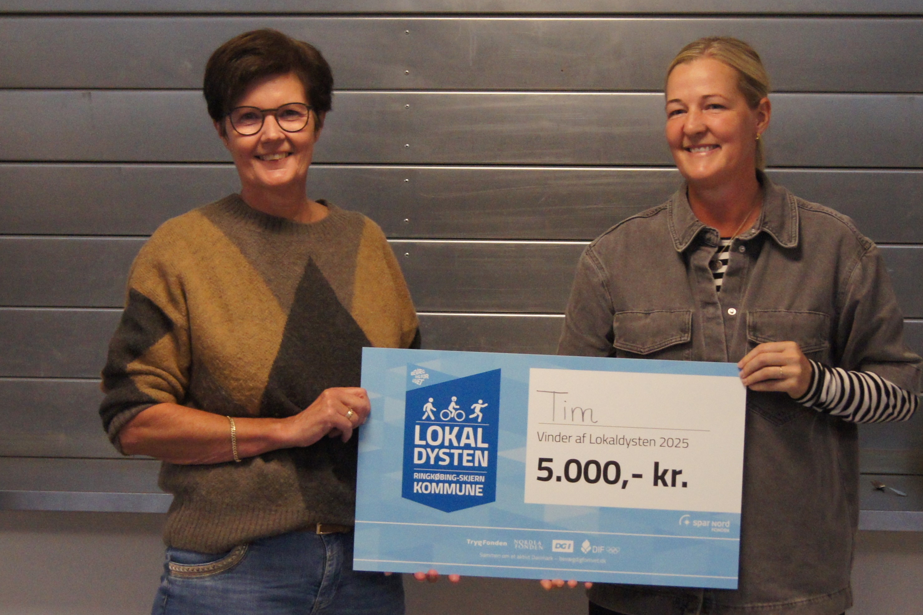 Marianne og Lene, arrangørerne af Lokaldysten i Tim, med gavekortet på 5.000 kr.
