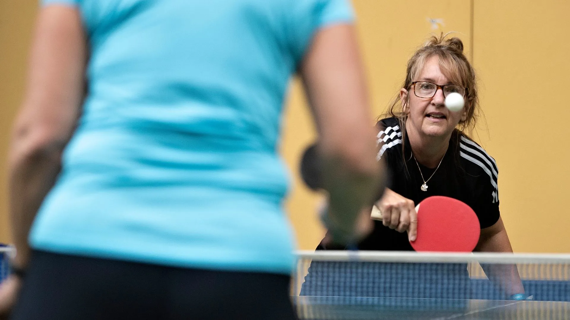 Kvinde spiller bordtennis til DGI Landsstævne