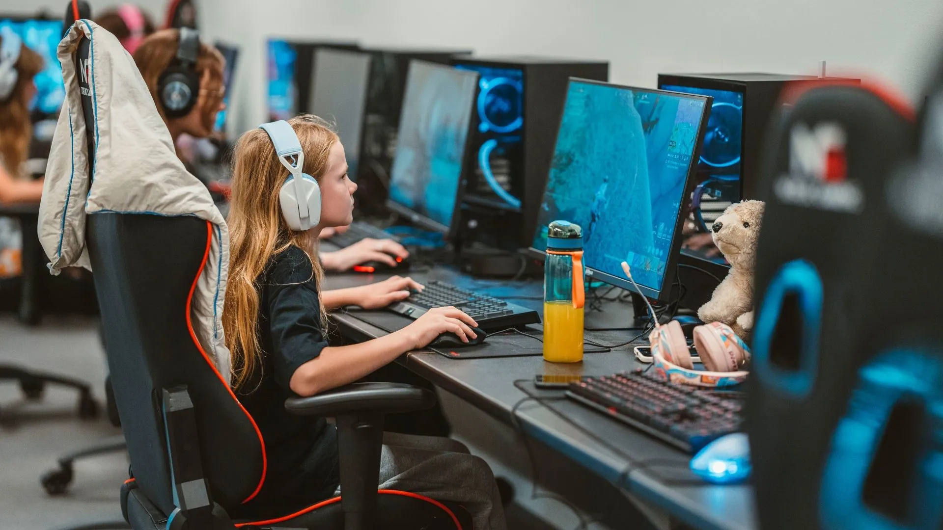 Pige kigger koncentreret ind i skærm til e-sport