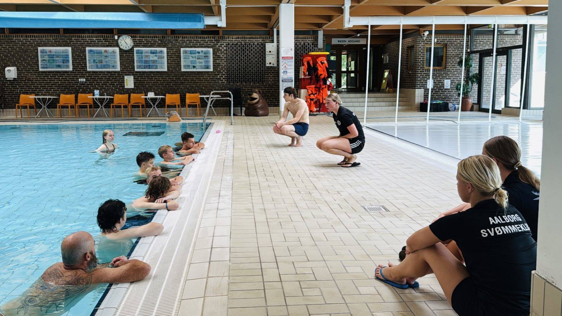 Undervejs i kurset skulle de ansatte i klubben prøve forskellige roller, så swim hosts, hjælpeinstruktører og instruktører kender hinandens opgaver. Privatfoto.