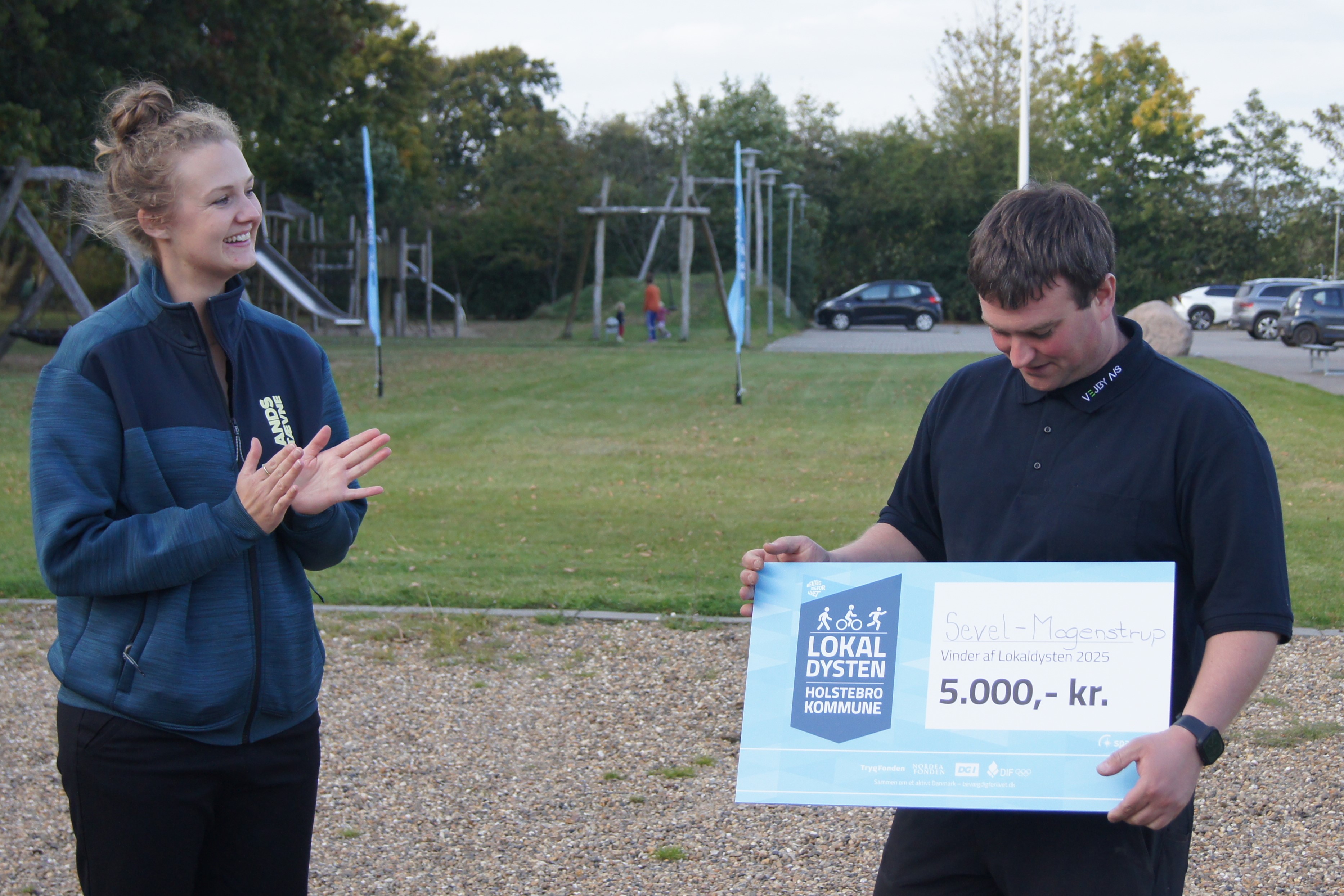 Formanden For SMIF Med Gavekortet