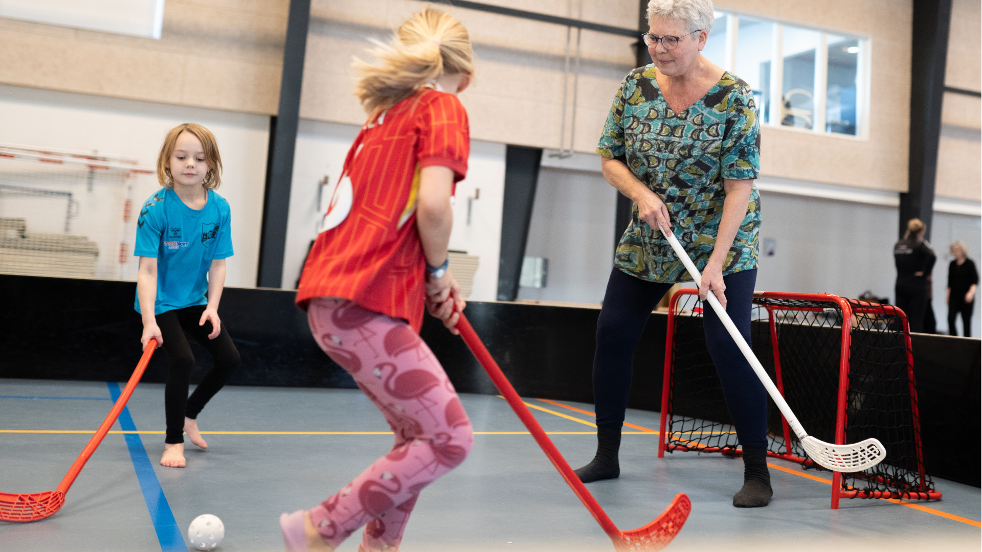 Lisbeth Brünemann og barnebarn Kamma spiller floorball