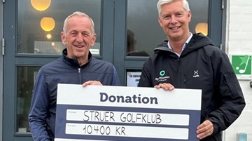 To frivillige fra Struer golfklub med et gavekort
