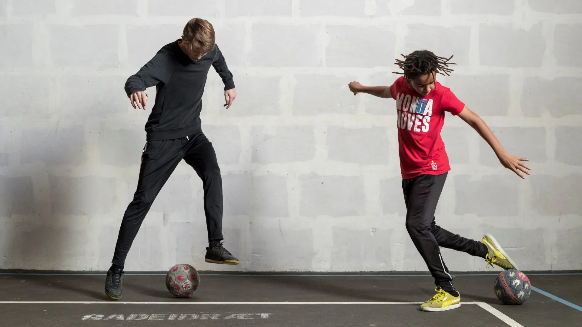 Drenge spiller fodbold