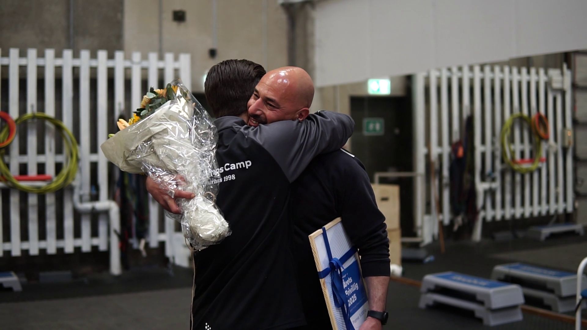 Et varmt kram mellem Theis Berg og Wassim Yacoub, kort efter at Wassim er blevet overrasket med prisen som Årets Frivillig 2025