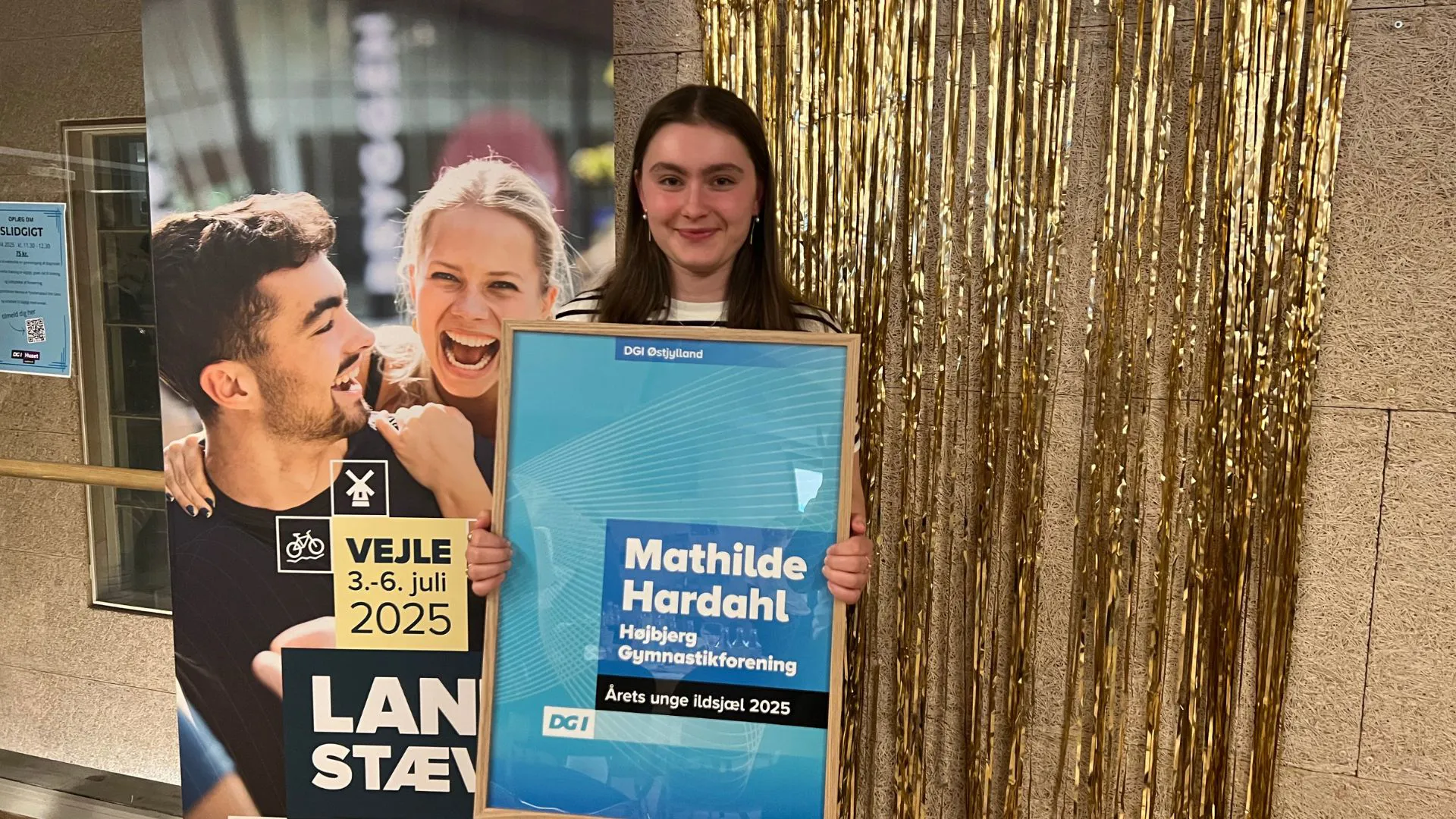 Mathilde Hardahl viser sit diplom for Årets Unge Ildsjæl