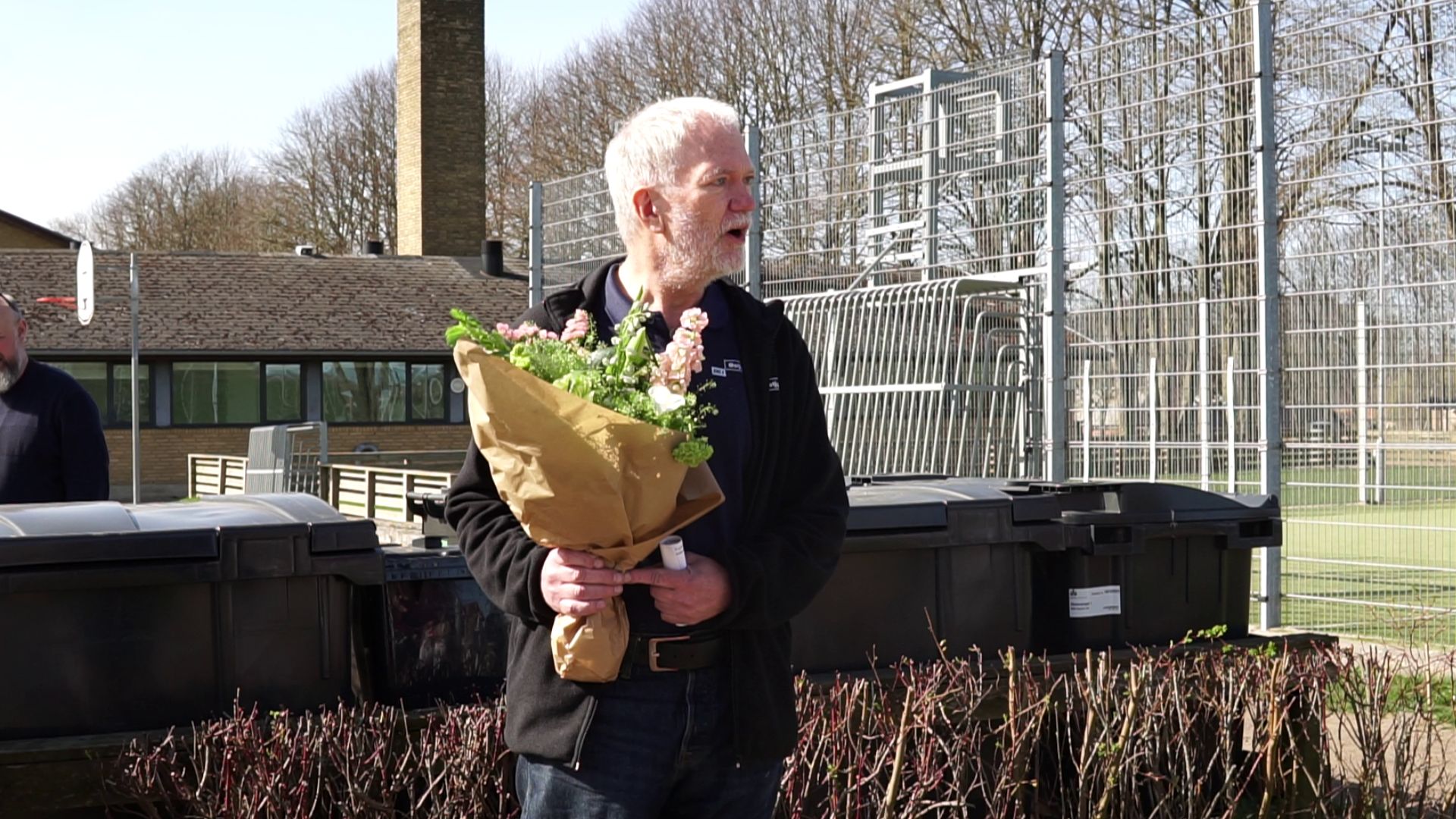 Lars Mandrup overrækker prisen og præmien på 10.000 kr. til Team Nordøst.