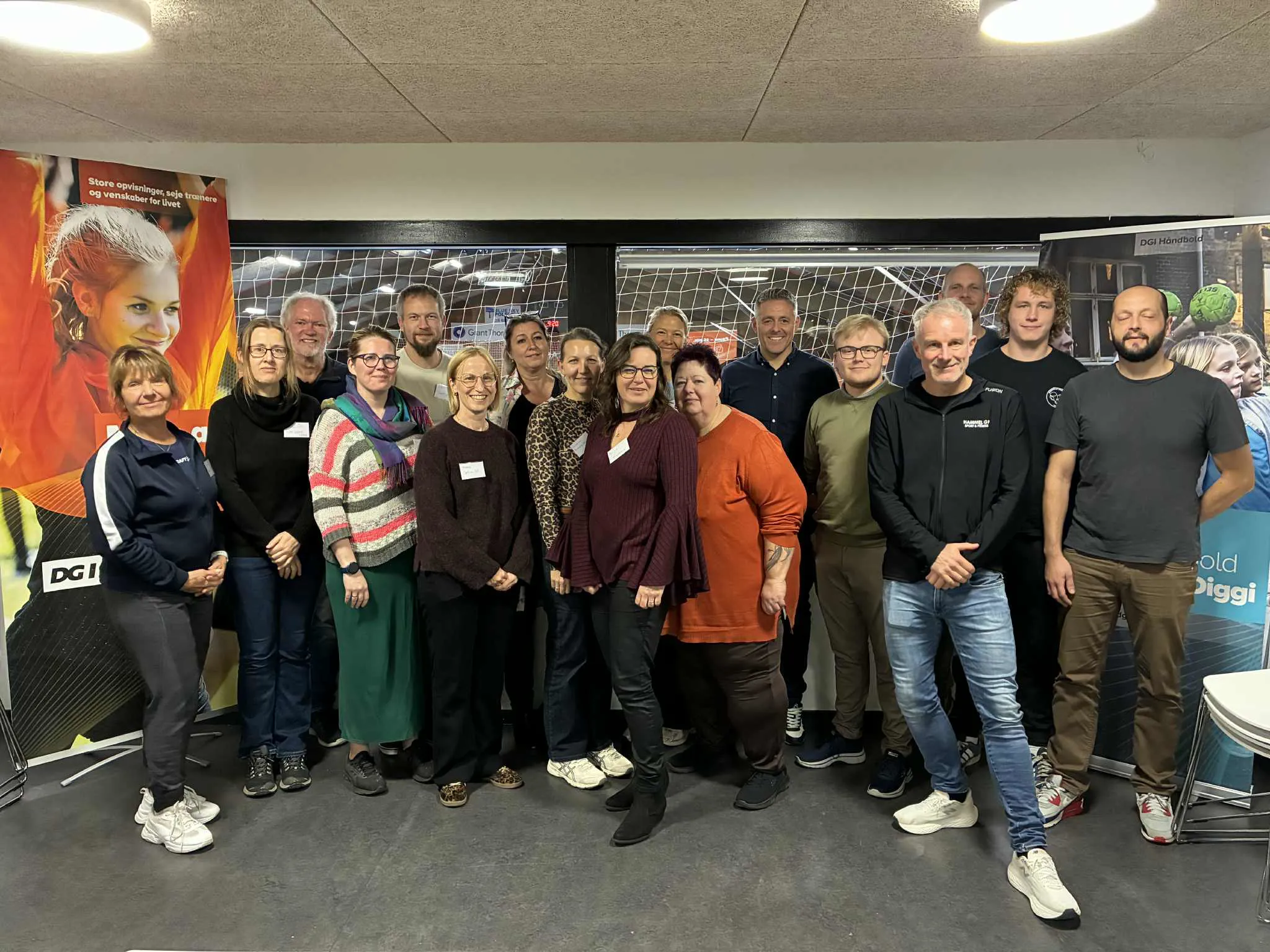 Fællesbilleder af tre lokale politikere og deltagere på Lederakademi i Favrskov