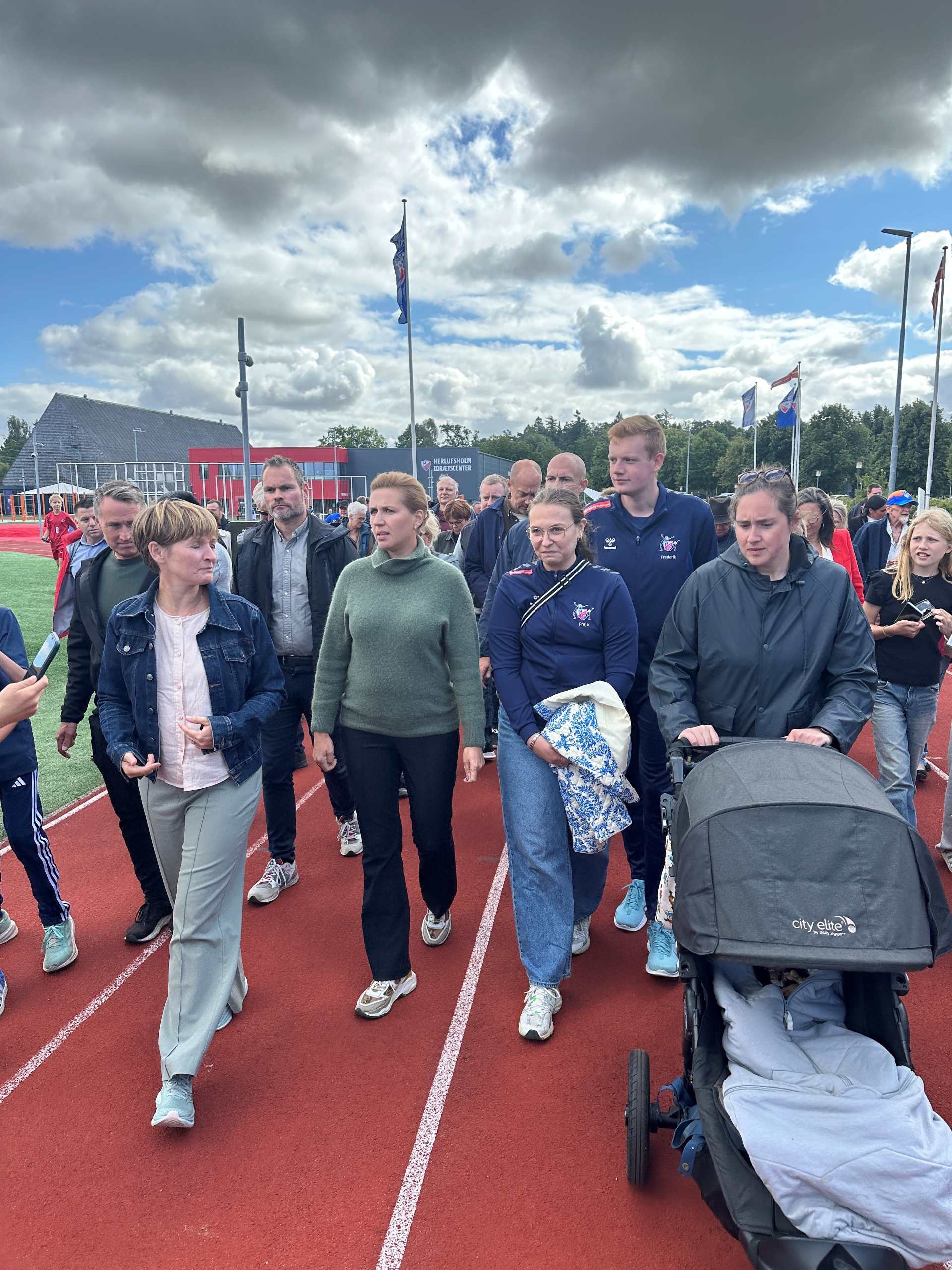 Statsminister Mette Frederiksen På Gåtur Ved Herlufsholm Idrætscenter