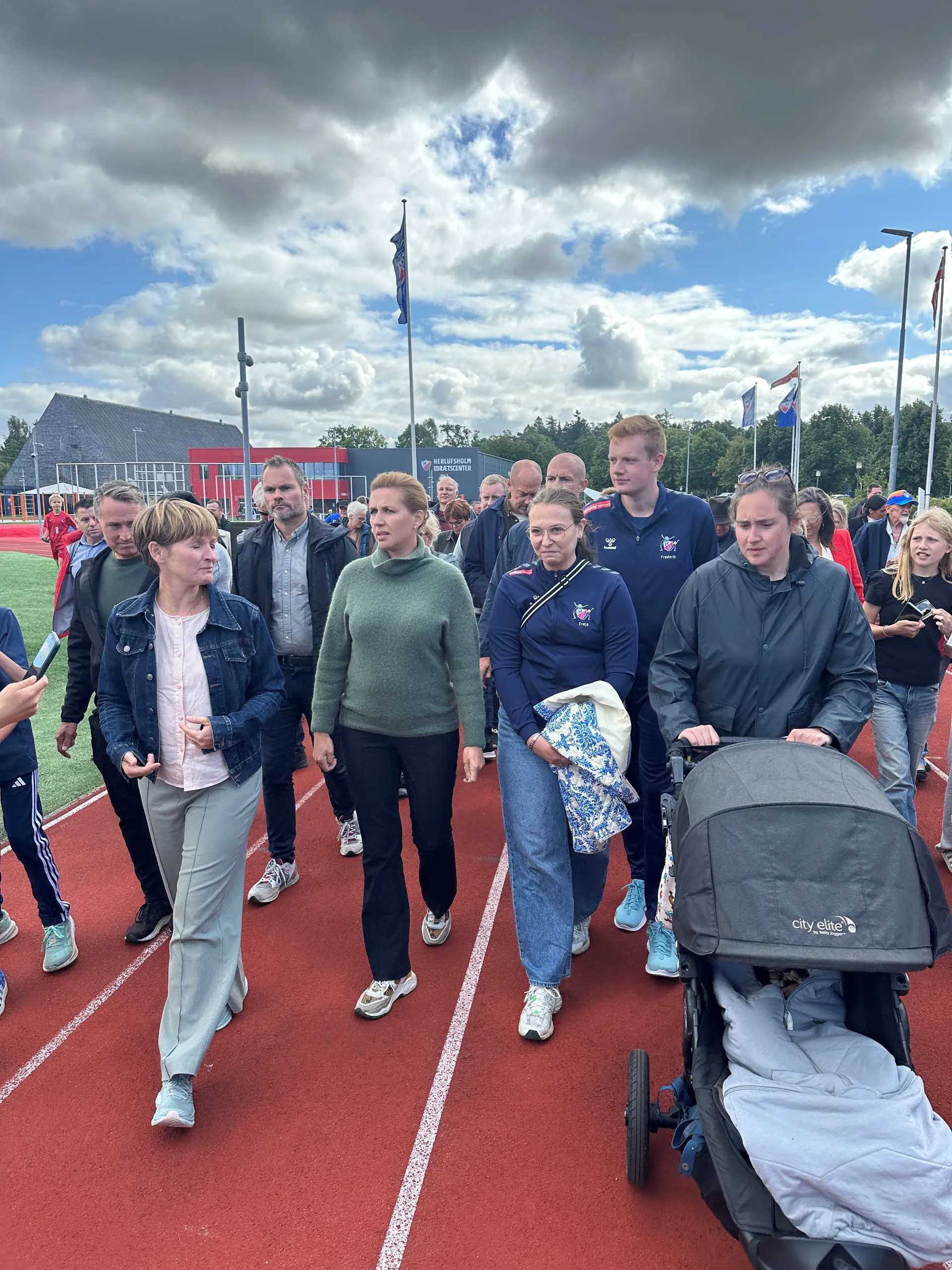 Statsminister Mette Frederiksen På Gåtur Ved Herlufsholm Idrætscenter