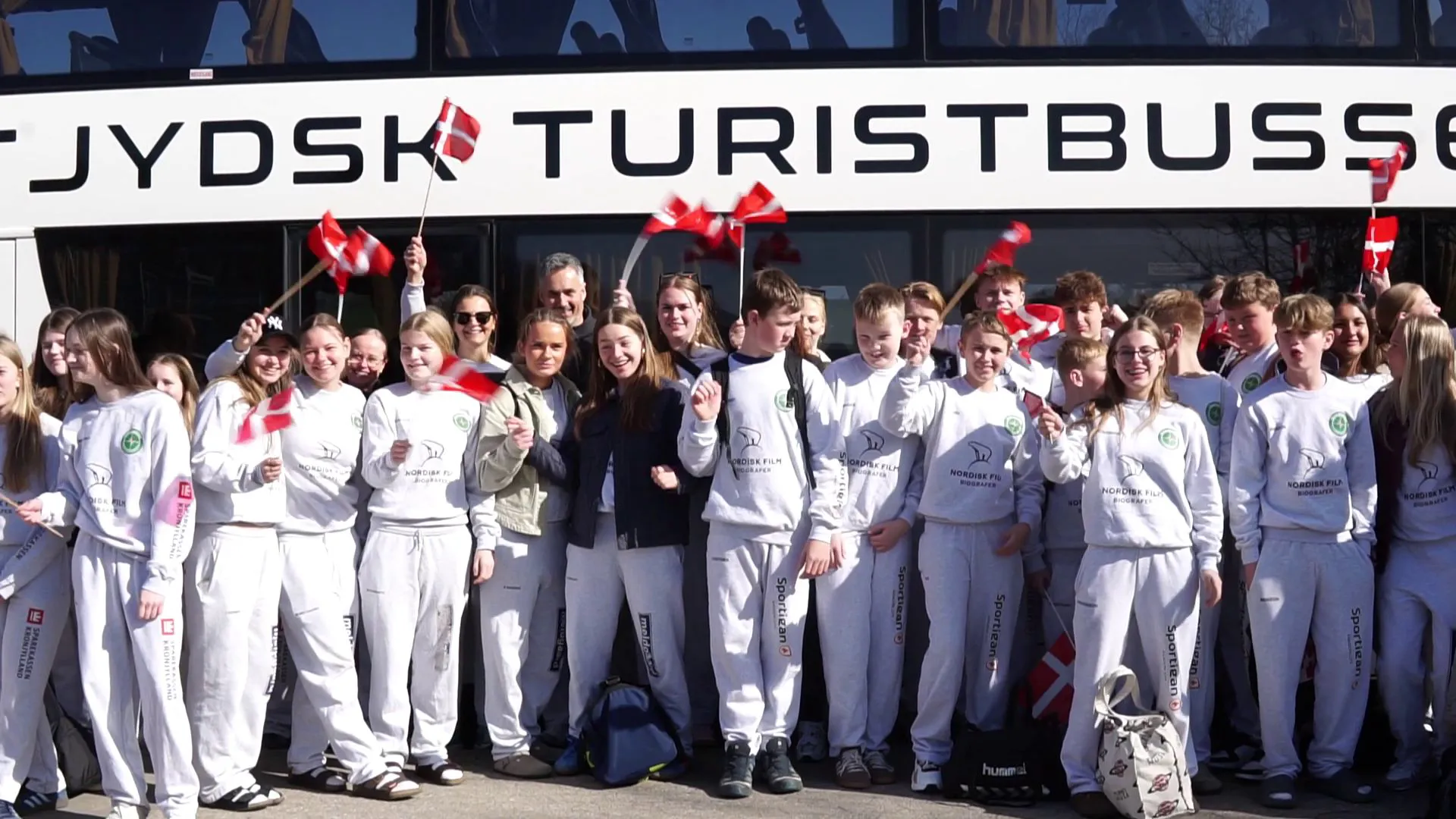 Glade spillere på vej på håndboldtur, da DGI Østjylland overraskede Team Nordøst med prisen som Årets Forening 2025.