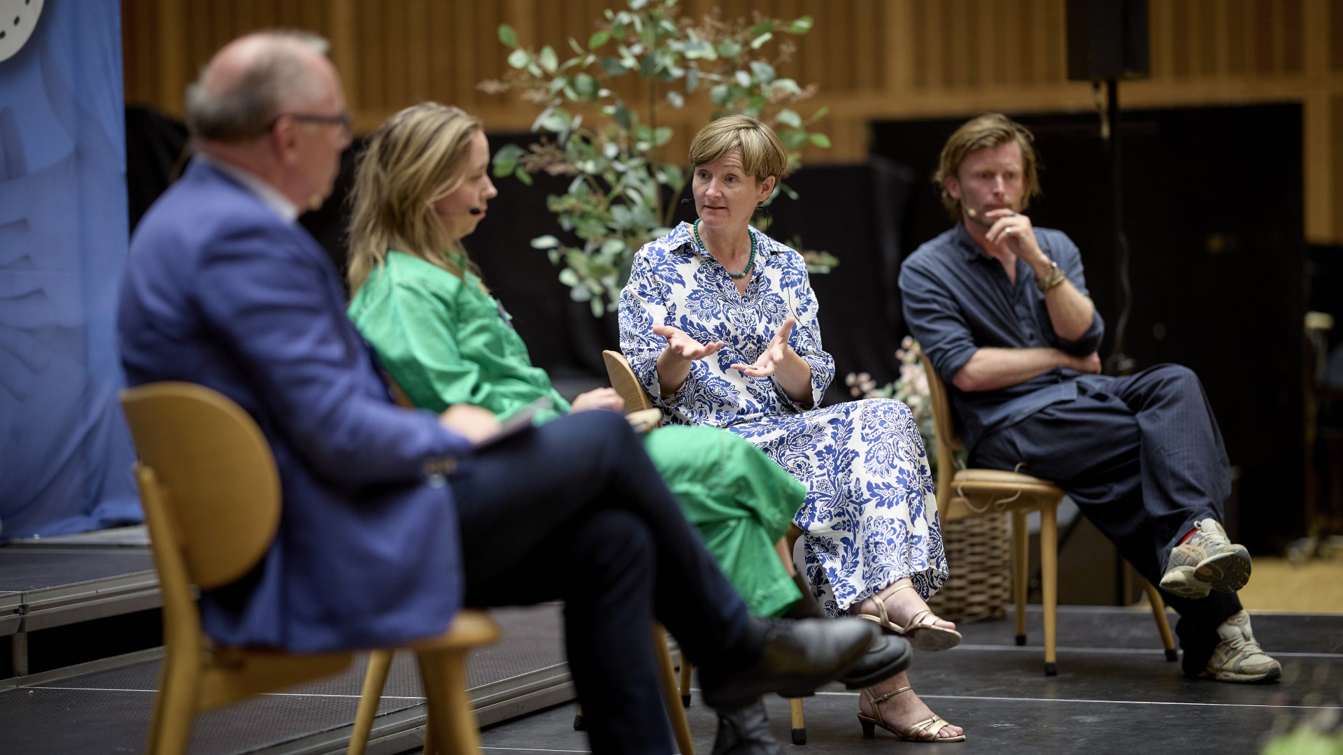 Charlotte Bach Thomassen i paneldebat til Fællesskabernes forsamlingshus.jpg
