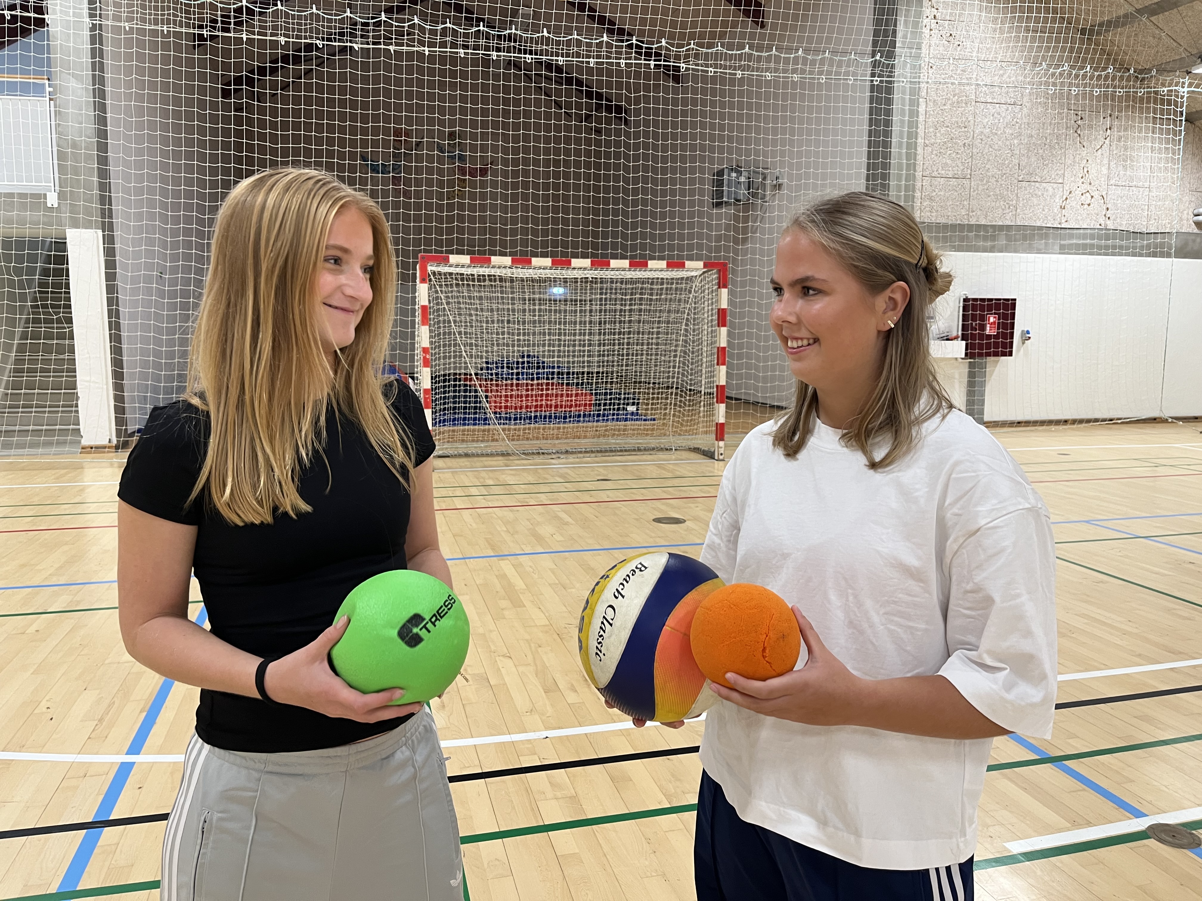 Ida og Johanne er frivillige instruktører på et gymnastikhold.