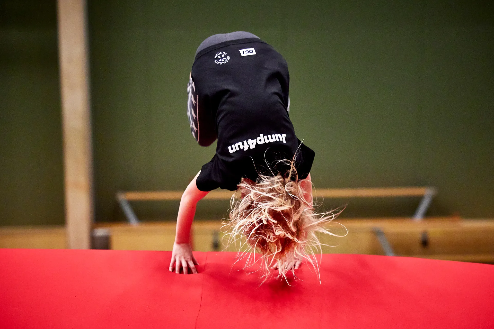 Barn laver en kolbøtte under Jump4fun – et idrætstilbud for børn med særlige behov.