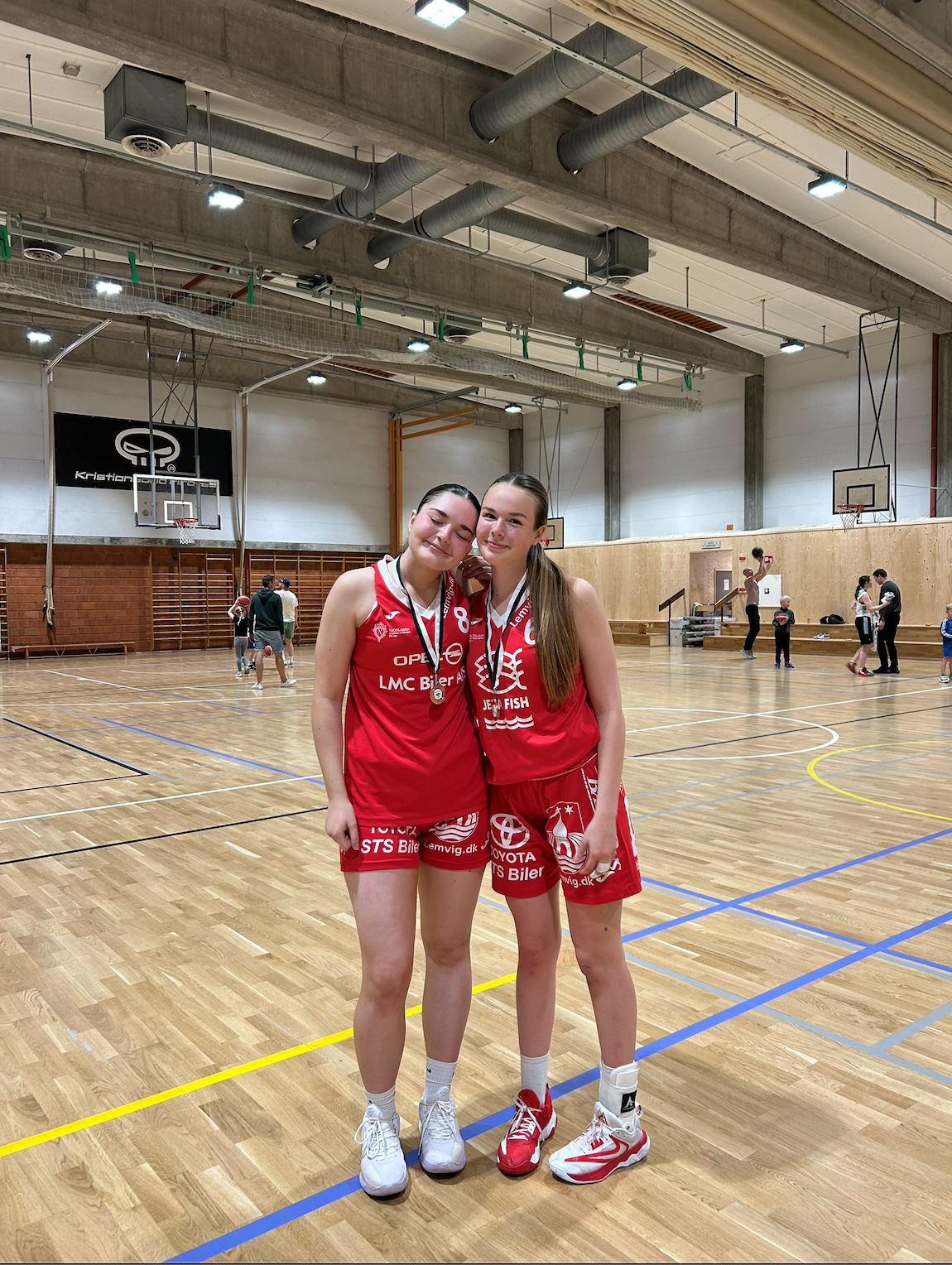 Selma og Alexia i hallen