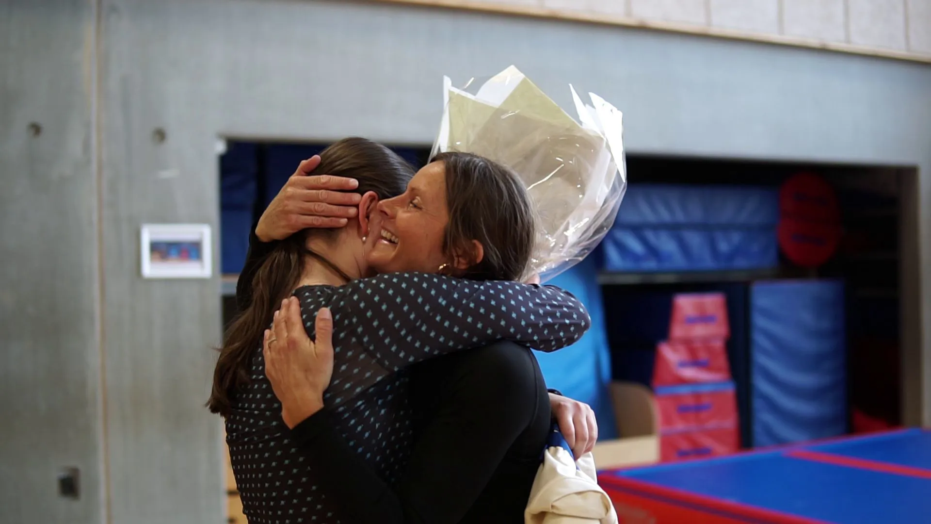 Et rørende øjeblik mellem mor og datter Mathilde og hendes mor krammer, kort efter at hun er blevet kåret som Årets Unge Ildsjæl 2025.