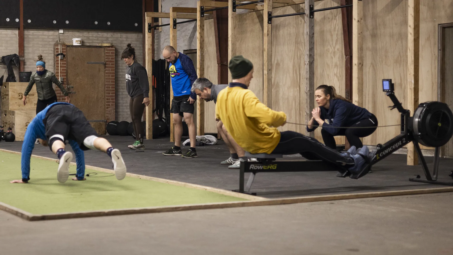 Voksne dyrker crossfit i Kostalden i foreningen Gl. Rye MTB.