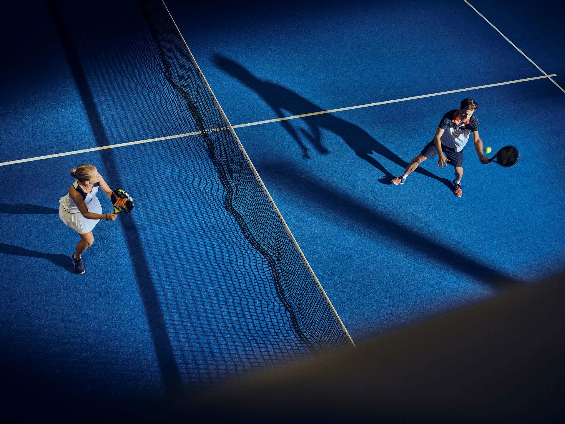 Kvinde Og Mand På Blå Bane Viser Spilleteknik I Padel Foto Esben Zøllner Olesen