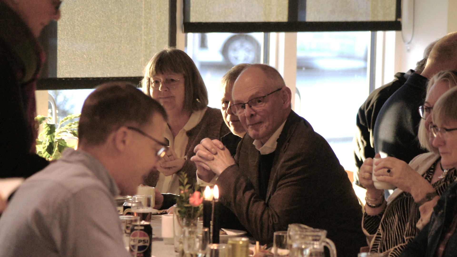 Dagens Hovedperson Omgivet Af Familie, Venner Og Kolleger