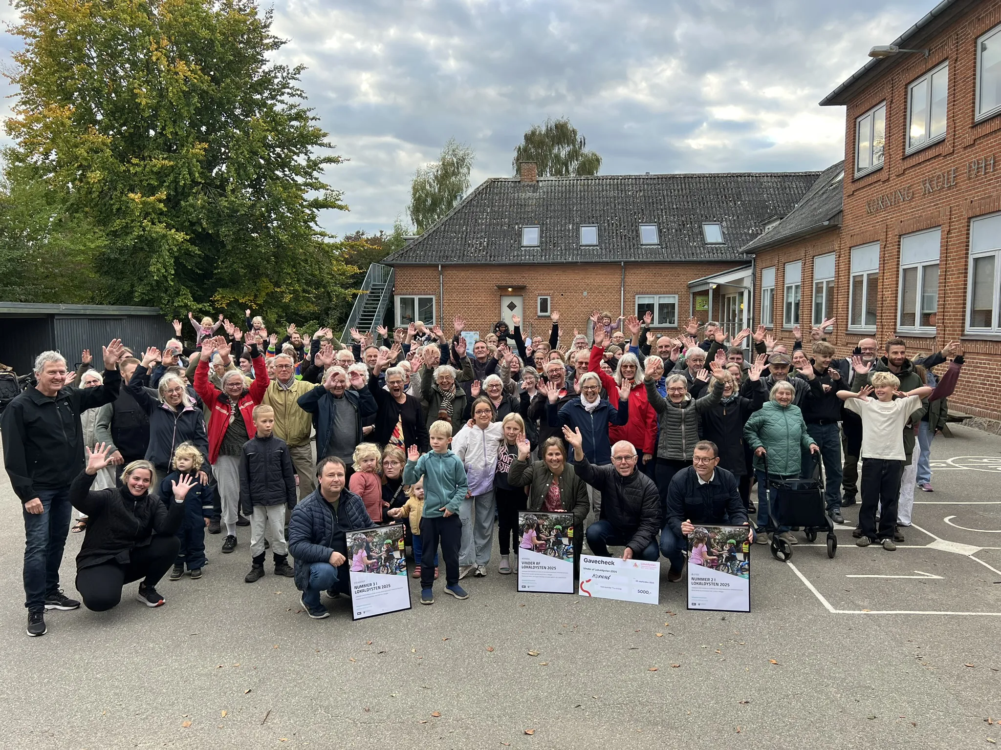 Præmieoverrækkelse i Korning, der løb med sejren i årets Lokaldyst i Hedensted Kommune