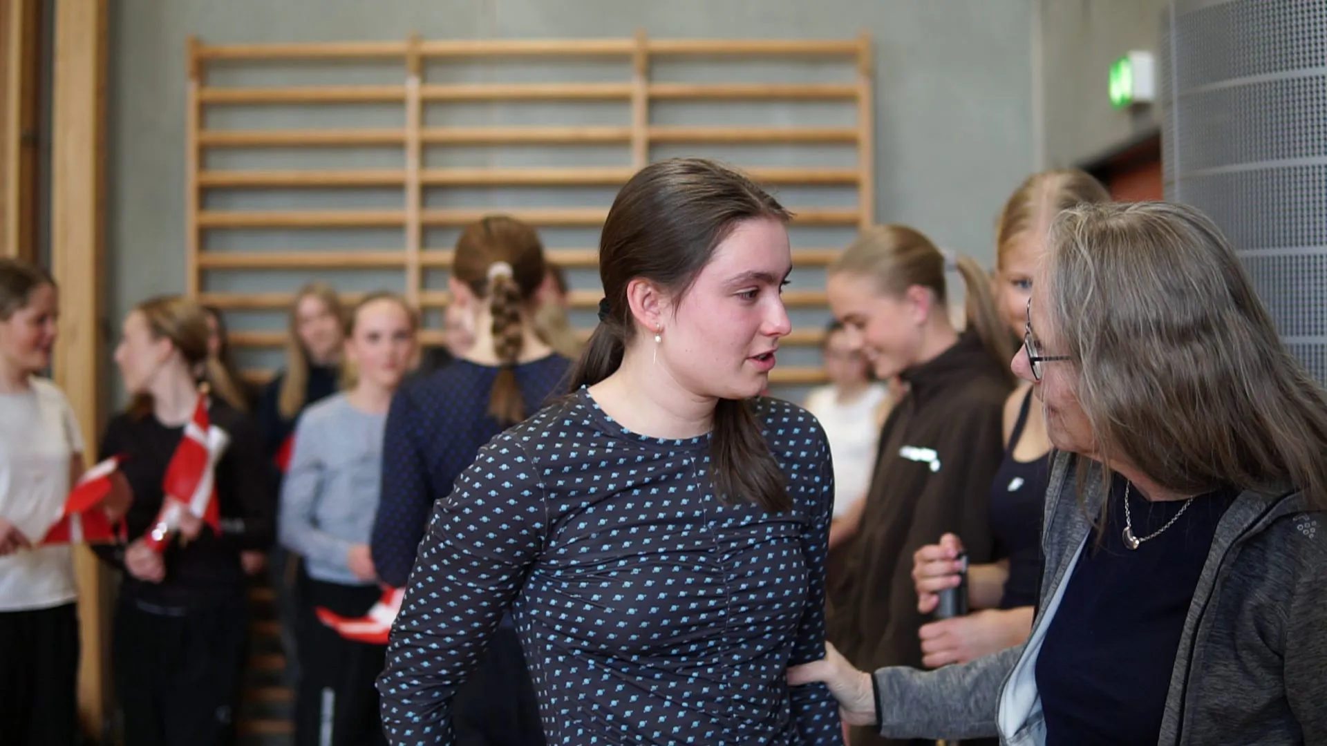 Formand for Højbjerg Gymnastikforening, Lisbet Gade Spanggaard, deler rørende og velfortjente ord med Mathilde under prisoverrækkelsen.