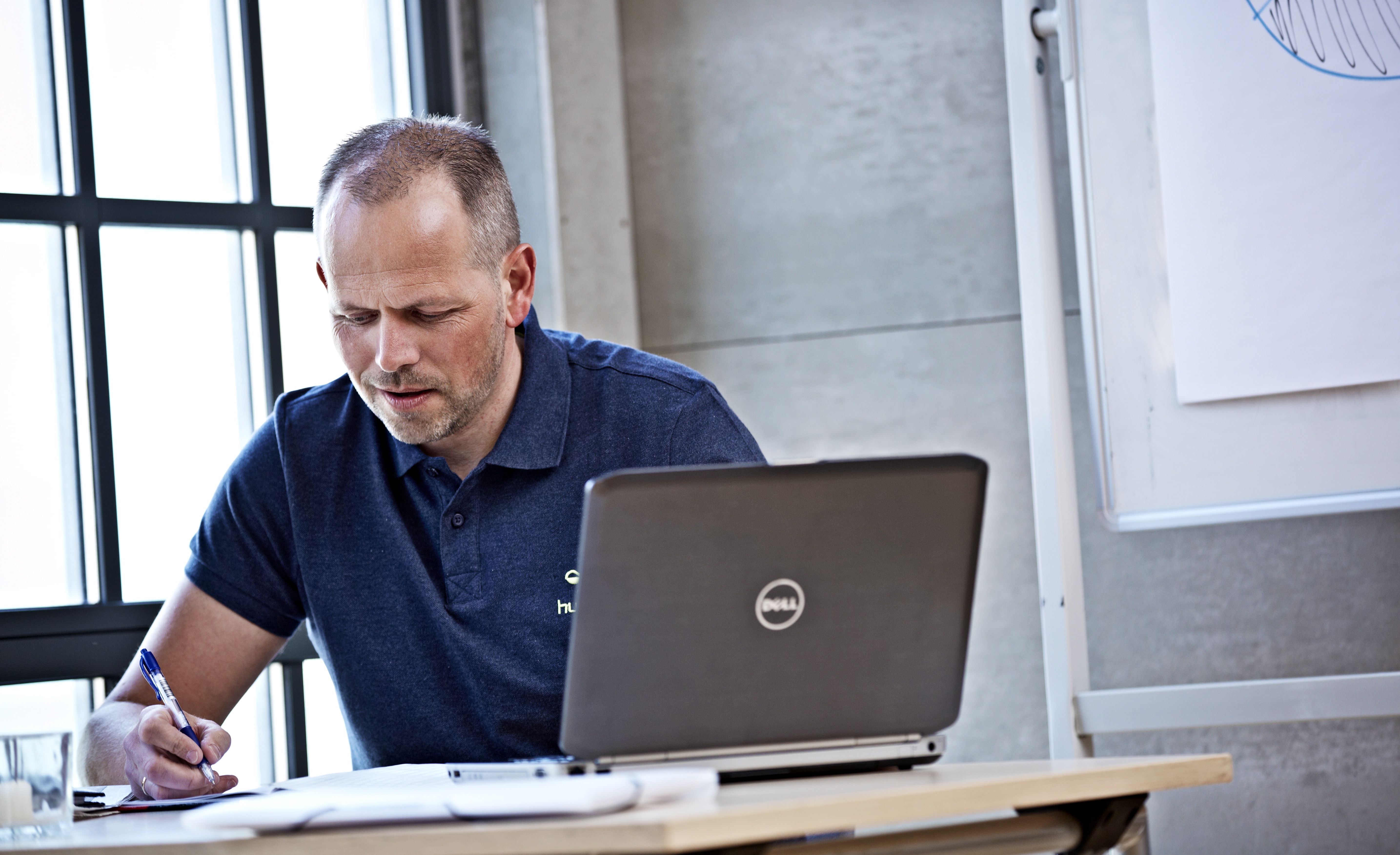 Mand sidder ved computer