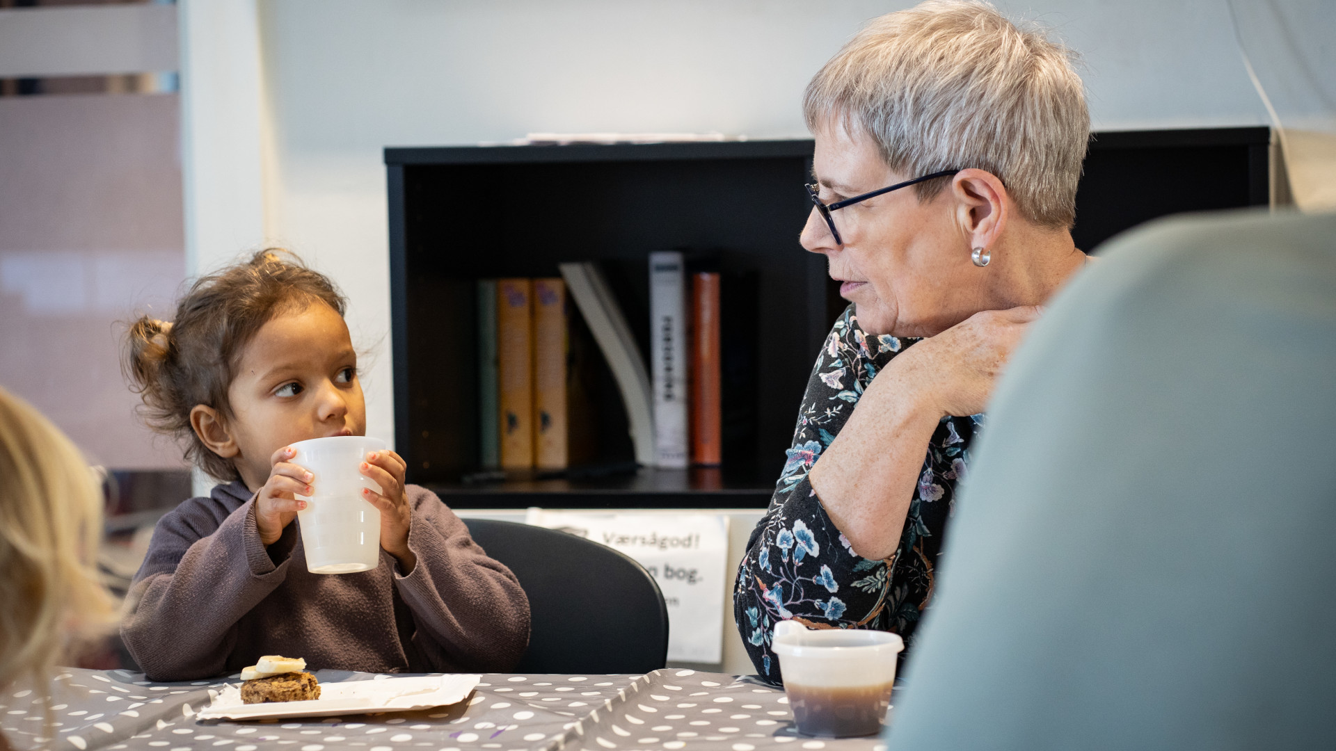Barnebarn Isolde og mormor Henny Lund spiser kage og drikker kaffe efter Bedste Tummel