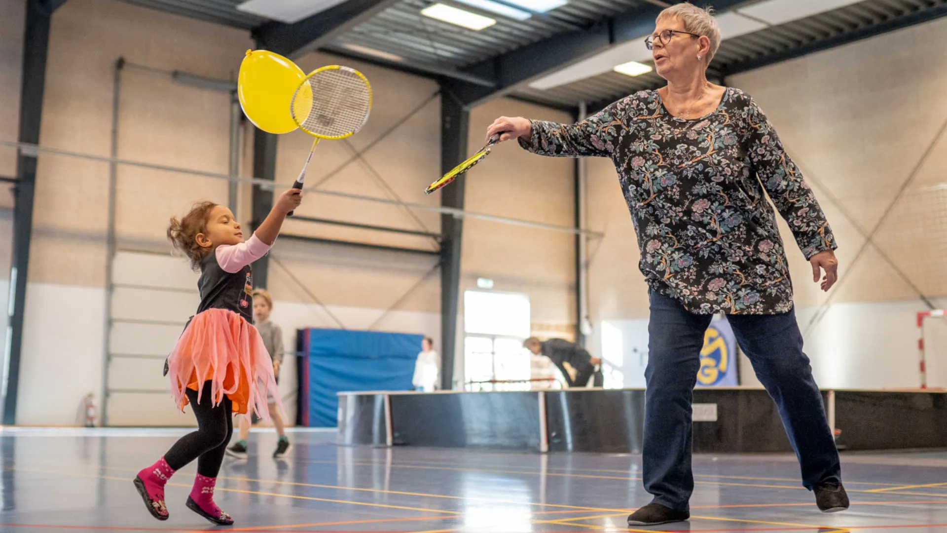 Generationer i Bevægelse, leger med badmintonketsjere, 2025 foto Jeppe Svendsen