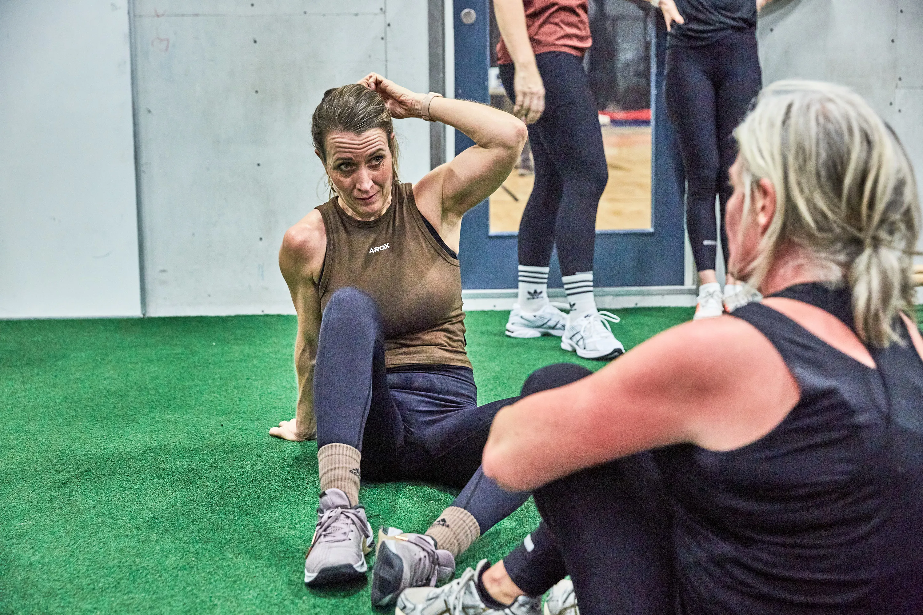 To kvinder puster ud efter fitnesstræning