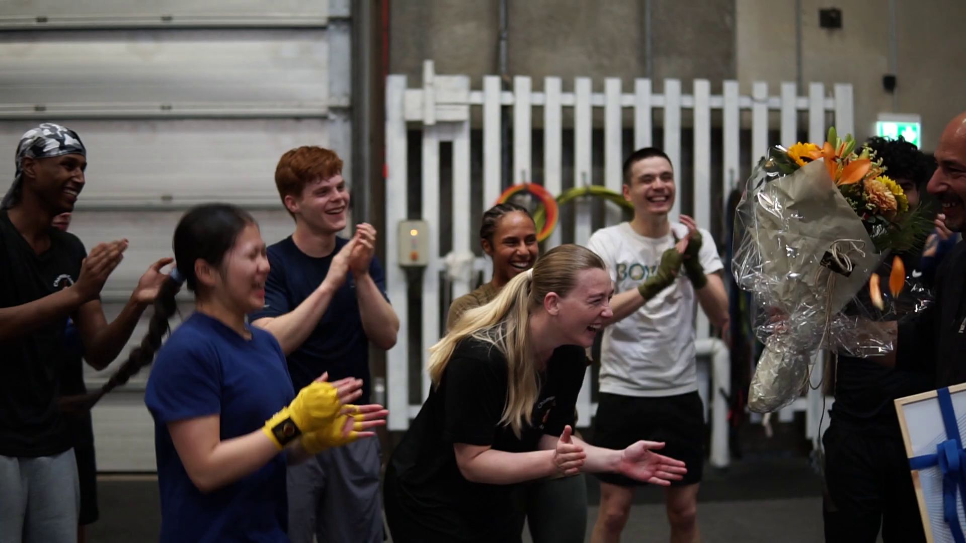 Unge boksere fra Champs Camp Aarhus var mødt op til det, de troede var en helt almindelig træning – men blev en festlig overraskelse, da deres træner Wassim blev hyldet som Årets Frivillig 2025