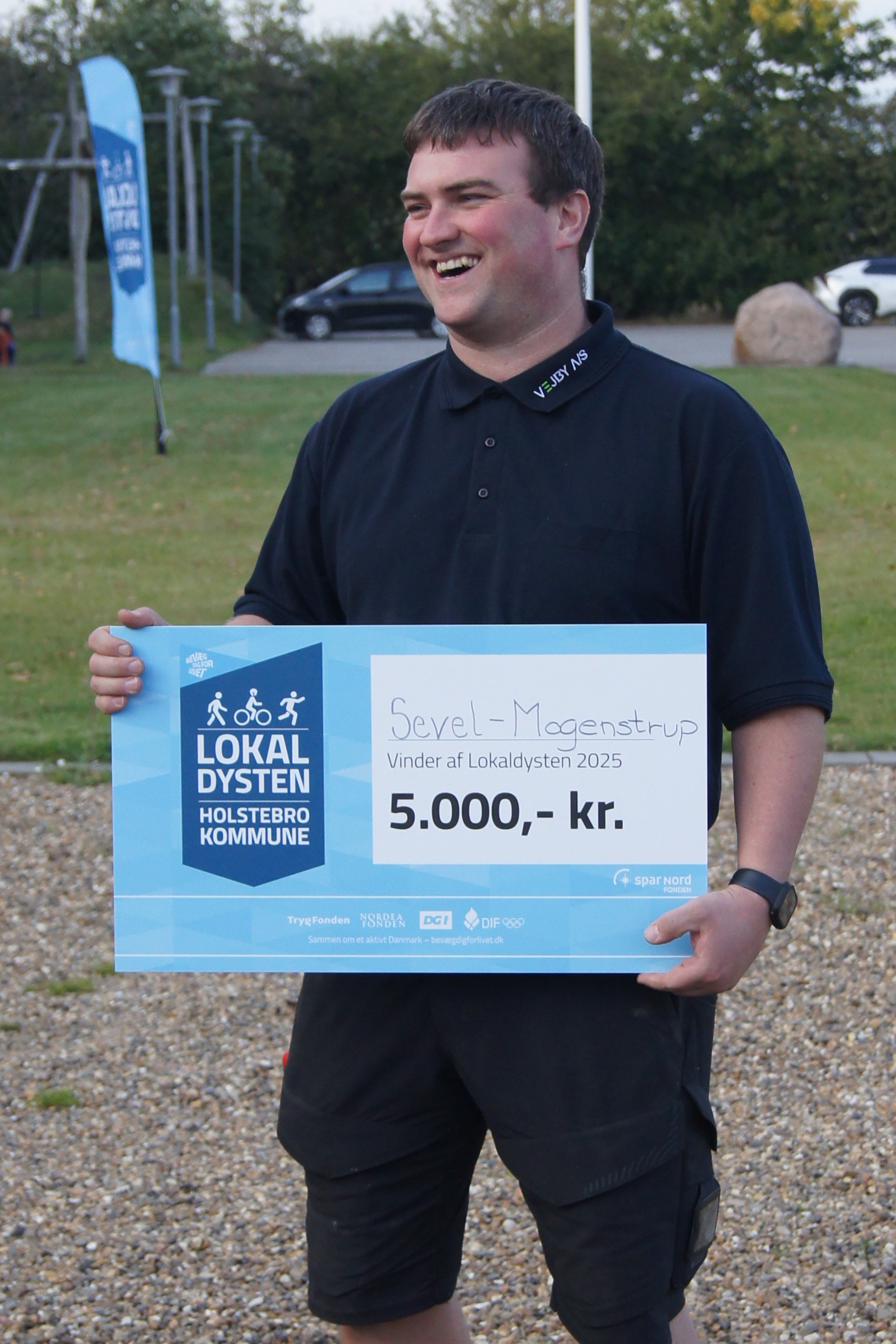 En Glad Formand Med Beviset På Sejren2