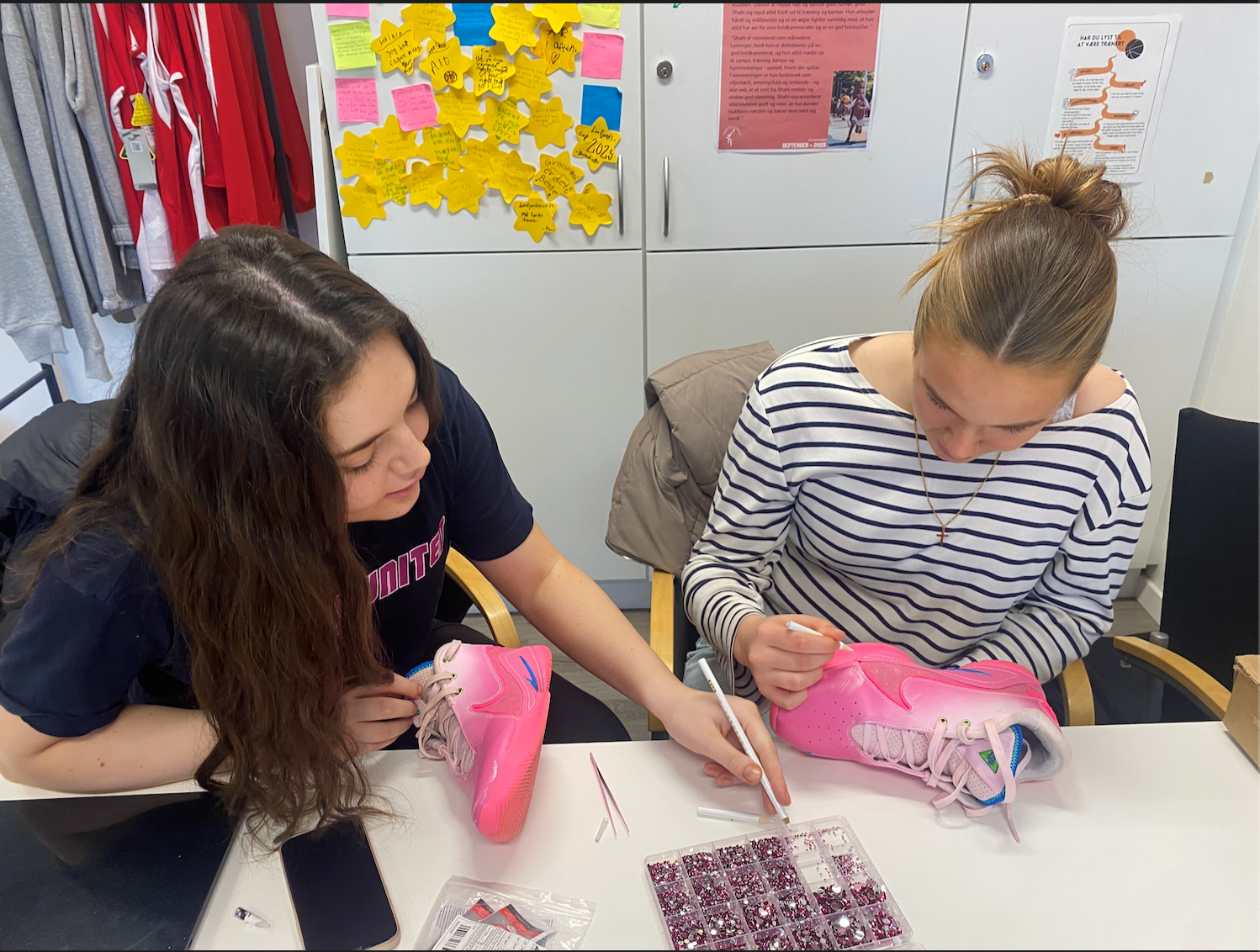 Selma og Alexia pynter sko